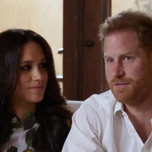 Le prince Harry et Meghan Markle (Robe Oscar de la Renta), duc et duchesse de Sussex, font leur première apparition en podcast sur Spotify depuis l'annonce de la deuxième grossesse de Meghan le 22 février 2021.