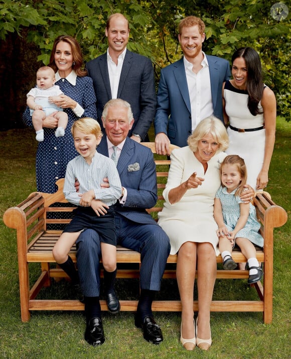 Le prince de Galles pose en famille avec son épouse Camilla Parker Bowles, duchesse de Cornouailles, et ses fils le prince William, duc de Cambridge, et le prince Harry, duc de Sussex, avec leurs épouses, Catherine (Kate) Middleton, duchesse de Cambridge et Meghan Markle, duchesse de Sussex, et les trois petits-enfants le prince George, la princesse Charlotte et le jeune prince Louis.