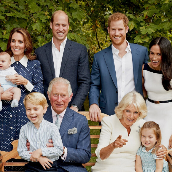 Le prince de Galles pose en famille avec son épouse Camilla Parker Bowles, duchesse de Cornouailles, et ses fils le prince William, duc de Cambridge, et le prince Harry, duc de Sussex, avec leurs épouses, Catherine (Kate) Middleton, duchesse de Cambridge et Meghan Markle, duchesse de Sussex, et les trois petits-enfants le prince George, la princesse Charlotte et le jeune prince Louis.