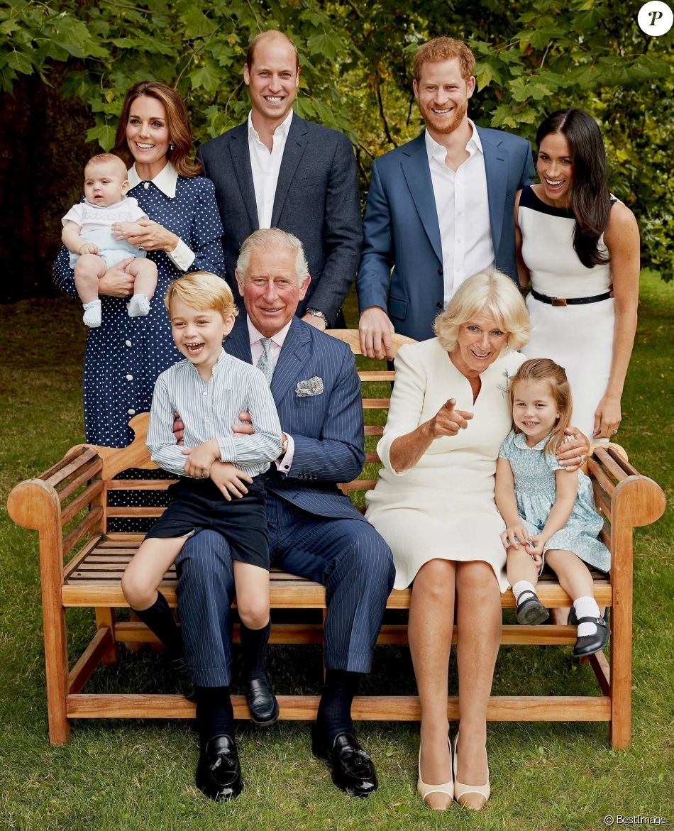 Le prince de Galles pose en famille avec son épouse Camilla Parker Bowles, duchesse de Cornouailles, et ses fils le prince William, duc de Cambridge, et le prince Harry, duc de Sussex, avec leurs épouses, Catherine (Kate) Middleton, duchesse de Cambridge et Meghan Markle, duchesse de Sussex, et les trois petits-enfants le prince George, la princesse Charlotte et le jeune prince Louis.