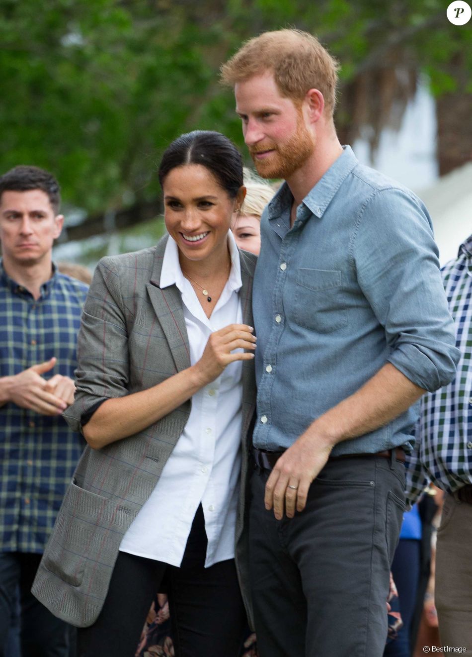 Le prince Harry, duc de Sussex et sa femme Meghan Markle, duchesse de Sussex (enceinte) sont accueillis par des élèves australiens à leur arrivée à Dubbo en Australie dans le cadre de leur première tournée officielle, le 17 octobre 2018.