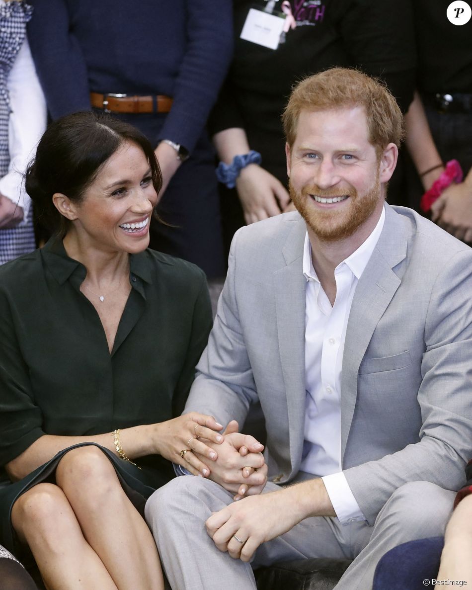 Le prince Harry, duc de Sussex, et Meghan Markle, duchesse de Sussex, rencontrent des membres du Joff, Peacehaven Youth Centre à PeaceHaven dans le Sussex le 3 octobre 2018.