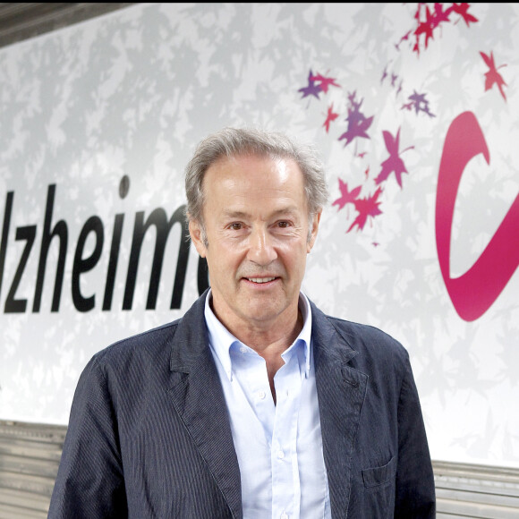 Gérard Klein pose à la Gare de l'Est à Paris