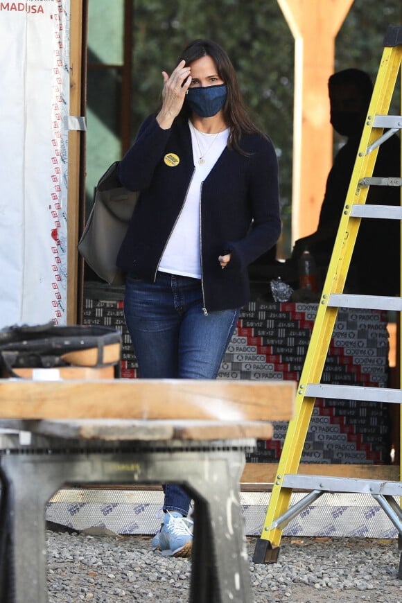 Jennifer Garner visite le chantier de sa nouvelle maison dans le quartier de Brentwood. Le 21 janvier 2021.