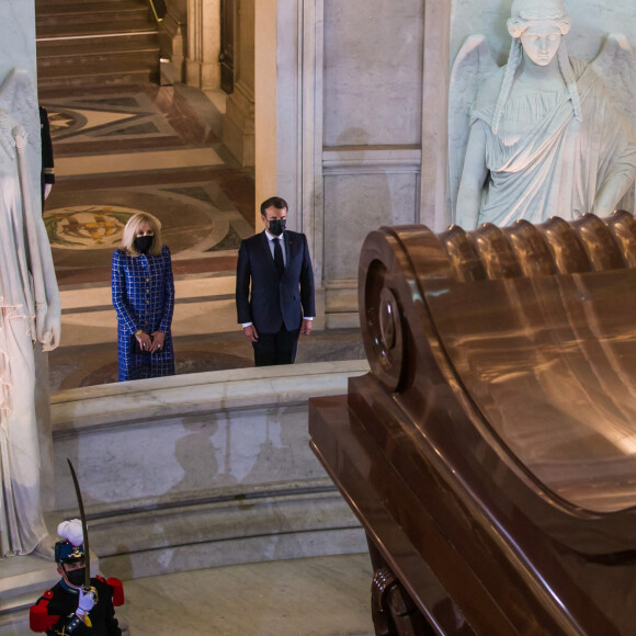 Le président français Emmanuel Macron et son épouse Brigitte Macron à la cérémonie commémorant le bicentenaire de l'empereur français Napoléon Bonaparte sous le dôme de la cathédrale Saint-Louis à l'Hôtel National des Invalides à Paris, France, 5 mai 2021. © Christophe Petit-Tesson / Pool / Bestimage