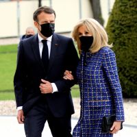 Emmanuel et Brigitte Macron bras dessus bras dessous : tact et sobriété face à Napoléon