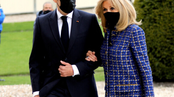 Emmanuel et Brigitte Macron bras dessus bras dessous : tact et sobriété face à Napoléon