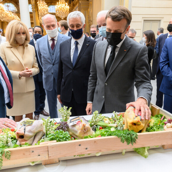 Le président de la République française Emmanuel Macron, sa femme la Première dame Brigitte Macron, Jean-Jacques Bridey le Président-Directeur Général du Marché International de Rungis, Stéphane Layani et Alain Griset, ministre délégué auprès du ministre de l'Économie, des Finances lors de la traditionnelle cérémonie du muguet du 1er Mai au palais de l'Elysée à Paris, France, le 1er 2021. © Jacques Witt/Pool/Bestimage