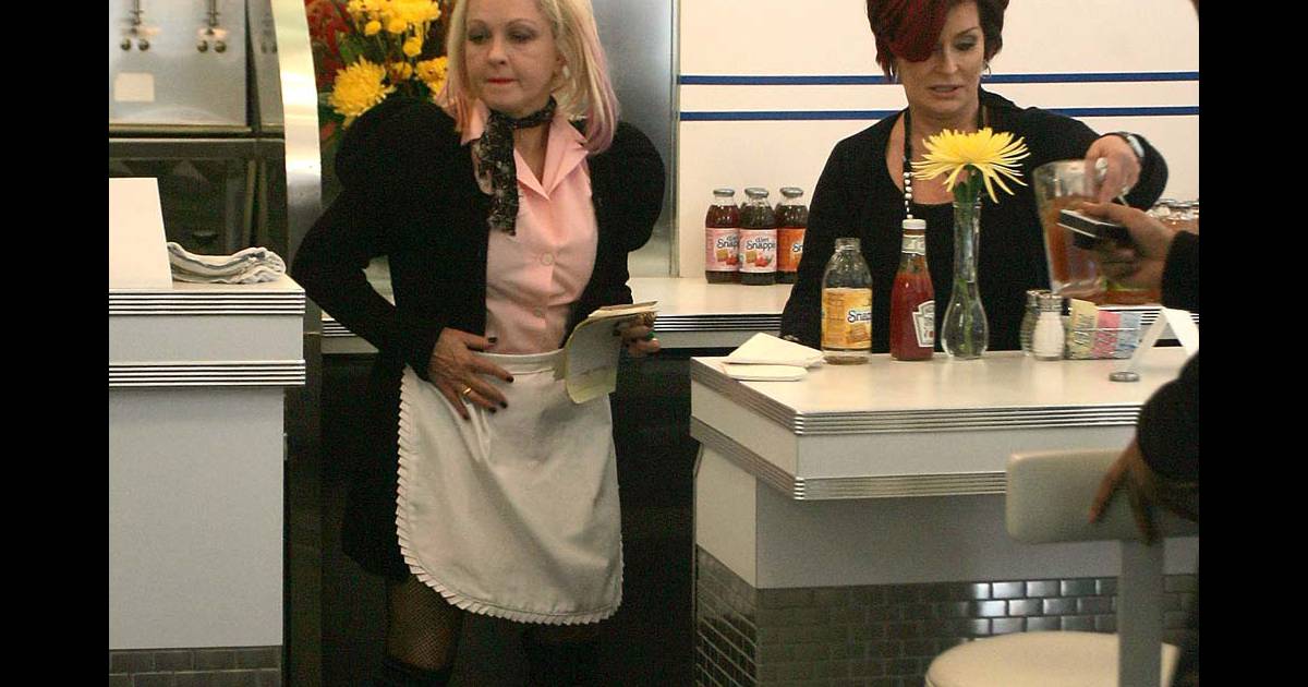 La Serveuse Est Un Bon Coup Acteur Cyndi Lauper est désormais serveuse... dans un fast food ! - Purepeople