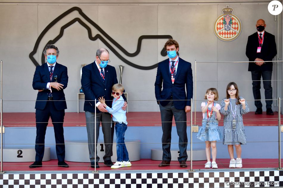 Kaia Rose Wittstock - Alejandro Agag, patron de la formule E, le prince Albert II, le prince Jacques, la princesse Gabriella, Pierre Casiraghi - Le prince Albert II et ses enfants au départ de la 4ème édition du E-Prix De Monaco 2021 le 8 mai 2021. © Bruno Bebert / Bestimage
