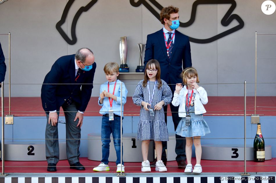 Le prince Albert II de Monaco, Kaia Rose Wittstock, le prince Jacques, la princesse Gabriella, Pierre Casiraghi - Le prince Albert II de Monaco et ses enfants sur le podium du E-Prix De Monaco 2021 le 8 mai 2021 © Bruno Bebert / Bestimage