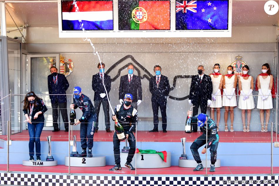 Pierre Casiraghi, le prince Albert II de Monaco, Jean Todt, Le vainqueur Antonio Felix da Costa (DS Techeetah), le deuxième Robin Frijns (Envision Virgin Racing), le troisième Mitch Evans (Jaguar Racing) - Le prince Albert II de Monaco et ses enfants sur le podium du E-Prix De Monaco 2021 le 8 mai 2021 © Bruno Bebert / Bestimage