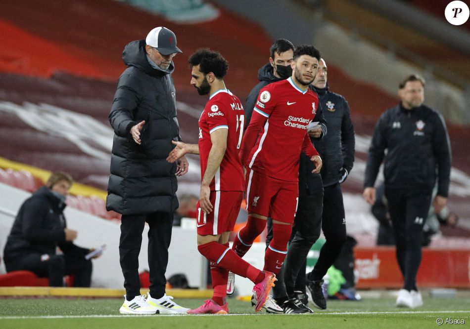 Jürgen Klopp, Mohamed Salah et Alex Oxlade-Chamberlain lors du match Liverpool - Southampton, le 8 mai 2021.