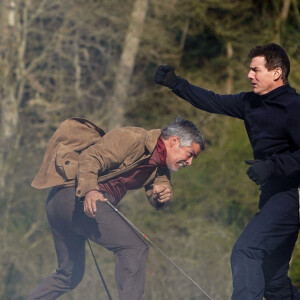 Tom Cruise tourne une scène du film "Mission Impossible 7" sur le toit d'un train dans le Yorkshire, le 23 avril 2021.