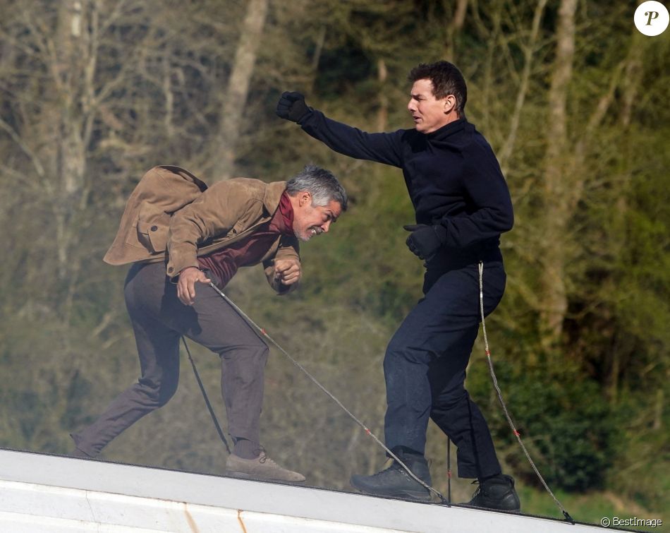Tom Cruise tourne une scène du film Mission Impossible 7 sur le toit d ...