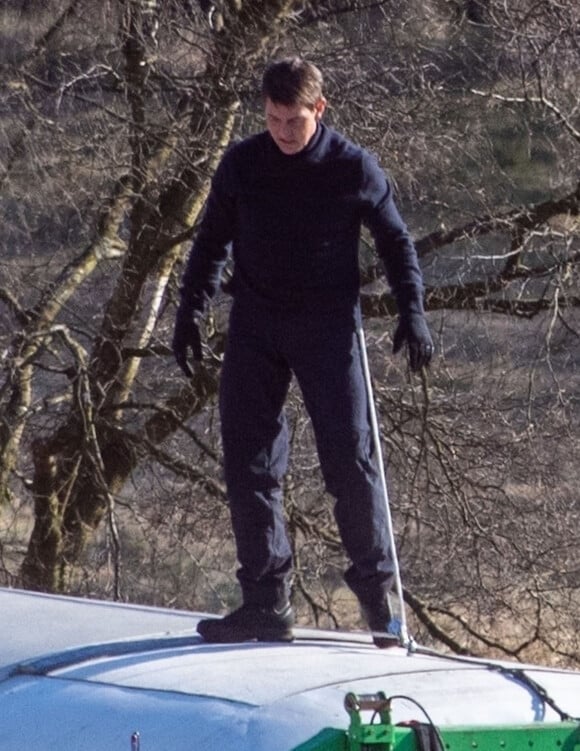 Tom Cruise sur le toit d'un train en mouvement pendant le tournage d'une scène du film "Mission Impossible 7" dans le Yorkshire, Royaume Uni, le 22 avril 2021.