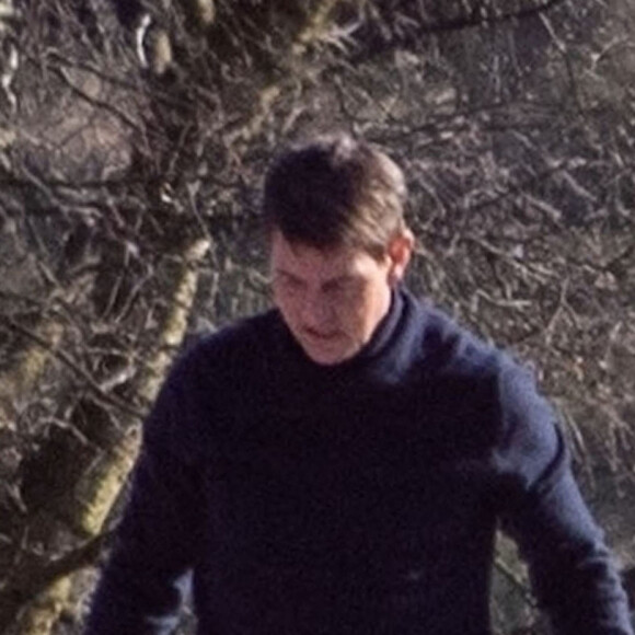 Tom Cruise sur le toit d'un train en mouvement pendant le tournage d'une scène du film "Mission Impossible 7" dans le Yorkshire, Royaume Uni, le 22 avril 2021.