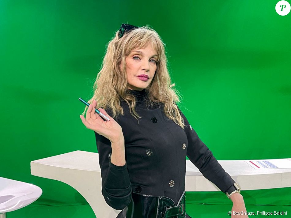 Exclusif - Arielle Dombasle - Jordan de Luxe pose avec ses invités de l'émission "L'instant de luxe" pour la chaine Non Stop People à Paris le 10 mai 2021 © Philippe Baldini / Bestimage
