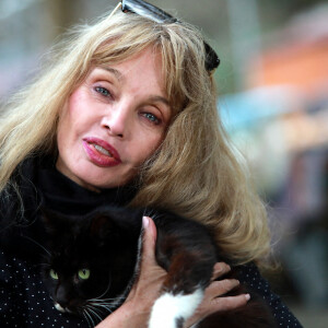 Exclusif - Rencontre avec Arielle Dombasle au refuge pour chats "Les chats de Stella" à Vence. Gagnante de l'émission spéciale "Les reines du shopping", l'artiste a versé son gain de 10 000 euros au refuge "Les chats de Stella", dont elle est la marraine depuis environ 20 ans. Le 5 février 2021 © Franz Chavaroche / Nice Matin / Bestimage