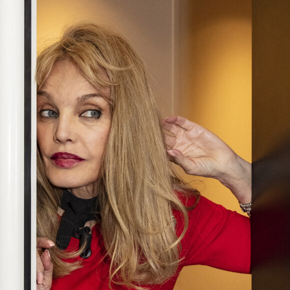 Exclusif - Arielle Dombasle - Backstage de l'enregistrement de l'émission "Les Grosses Têtes", présentée par Laurent Ruquier et diffuséele 19 décembre sur France 2. Le 8 décembre 2020 © Jack Tribeca / Bestimage
