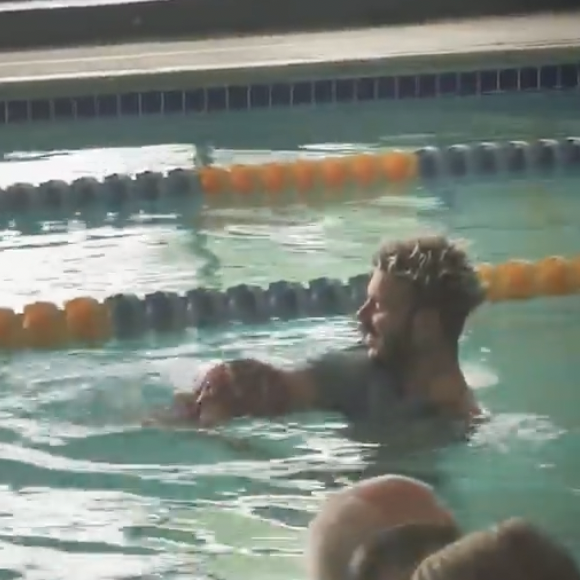 M. Pokora et son fils Isaiah à la piscine.