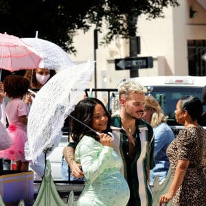 Christina Milian, enceinte, et son compagnon M Pokora font la promotion de la marque "Beignet Box" de Christina sur un char lors d'une parade à Los Angeles le 10 avril 2021.