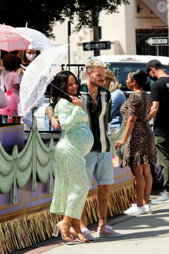 Christina Milian, enceinte, et son compagnon M Pokora font la promotion de la marque "Beignet Box" de Christina sur un char lors d'une parade à Los Angeles le 10 avril 2021.