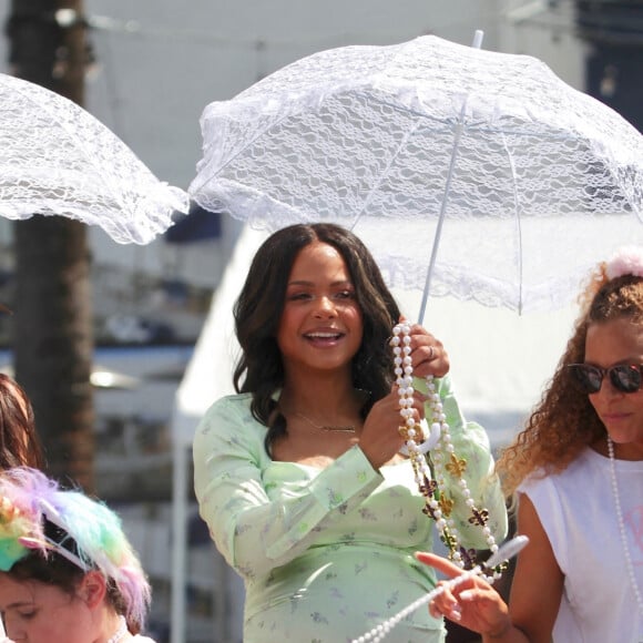 Christina Milian, enceinte, et son compagnon M Pokora font la promotion de la marque "Beignet Box" de Christina sur un char lors d'une parade à Los Angeles le 10 avril 2021.