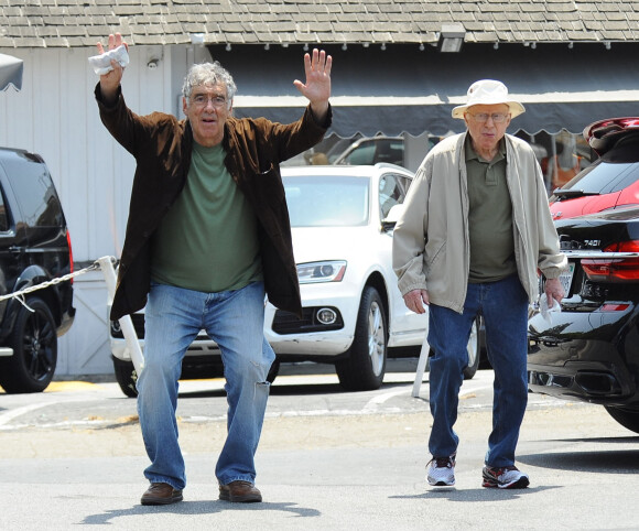 Exclusif - Norman Lloyd et Elliott Gould à Brentwood après avoir déjeuné ensemble le 1er août 2016.