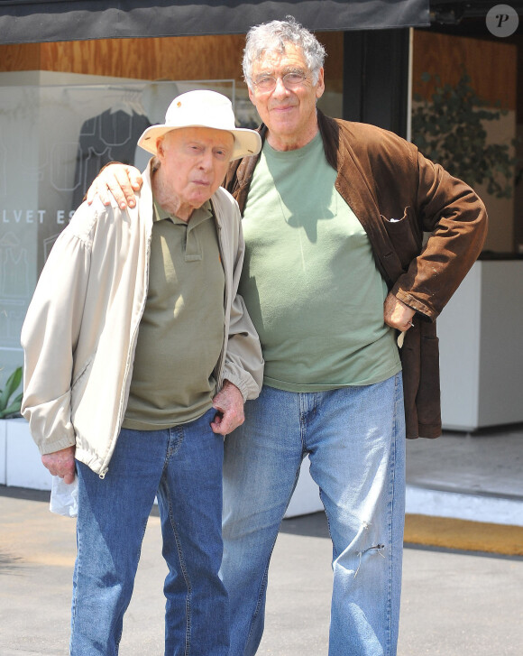 Exclusif - Norman Lloyd et Elliott Gould à Brentwood après avoir déjeuné ensemble le 1er août 2016.