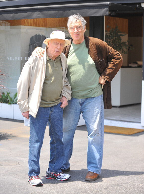 Exclusif - Norman Lloyd et Elliott Gould à Brentwood après avoir déjeuné ensemble le 1er août 2016.