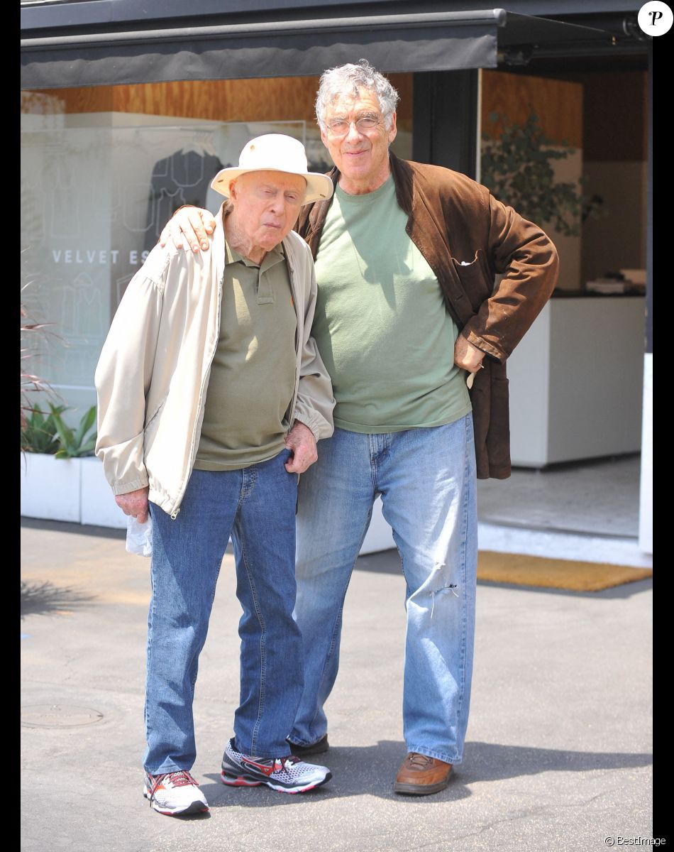 Exclusif - Norman Lloyd et Elliott Gould à Brentwood après avoir déjeuné ensemble le 1er août 2016.
