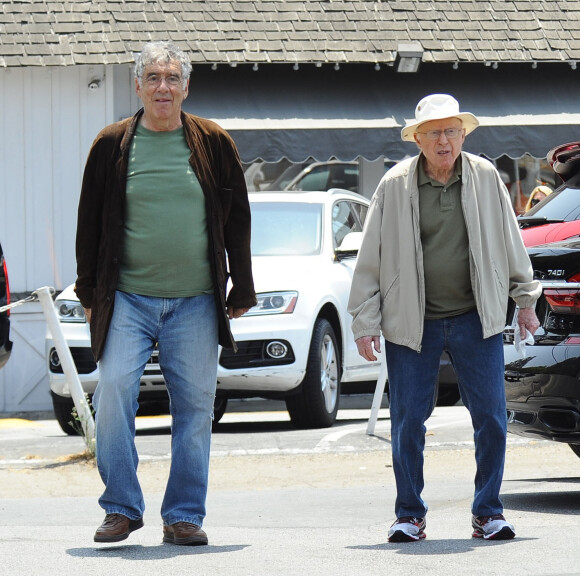 Exclusif - Norman Lloyd et Elliott Gould à Brentwood après avoir déjeuné ensemble le 1er août 2016.