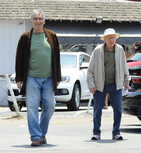 Exclusif - Norman Lloyd et Elliott Gould à Brentwood après avoir déjeuné ensemble le 1er août 2016.