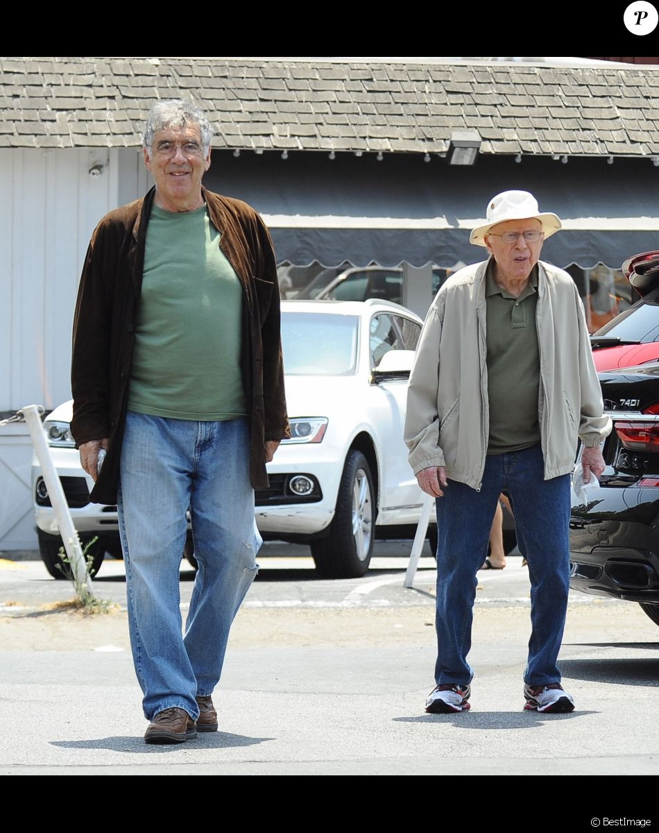 Exclusif - Norman Lloyd et Elliott Gould à Brentwood après avoir déjeuné ensemble le 1er août 2016.