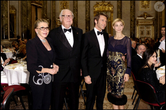 La princesse Marina de Savoie, le prince Victor-Emmanuel, le prince Emmanuel-Philibert de Savoie et son épouse la princesse Clotilde Courau à Milan en 2010.