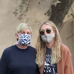 Exclusif - Ellen DeGeneres et sa femme Portia de Rossi se promènent main dans la main dans les rues de Los Angeles. Le 6 janvier 2021