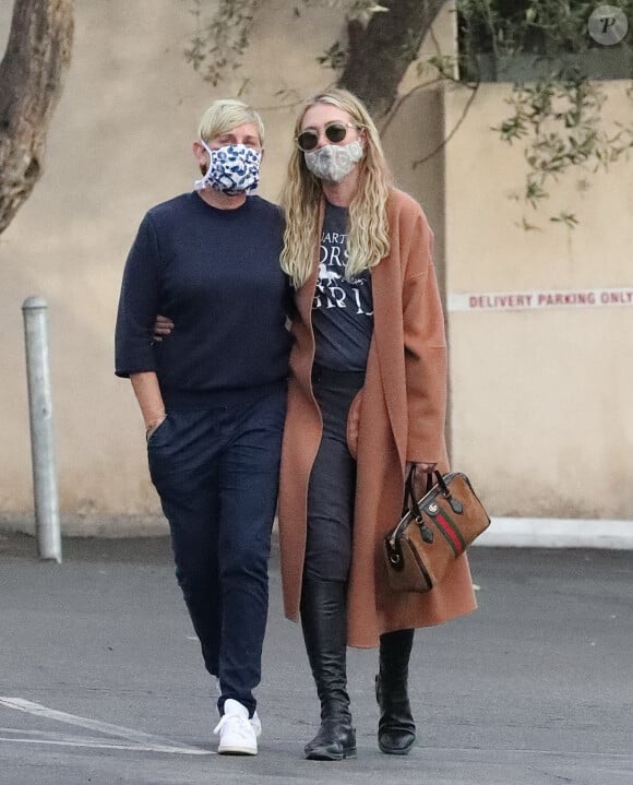 Exclusif - Ellen DeGeneres et sa femme Portia de Rossi se promènent main dans la main dans les rues de Los Angeles. Le 6 janvier 2021