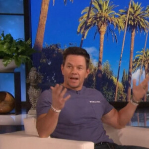 Mark Wahlberg parle de l'arrivée dans la famille de son chien de race Loulou de Poméranie, lors de l'émission "The Ellen Show" à Los Angeles, le 20 janvier 2020.