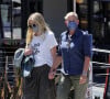 Exclusif - Ellen DeGeneres et sa femme Portia de Rossi se promènent main dans la main dans les rues de Montecito après avoir déjeuné avec des amis, le 18 avril 2021.