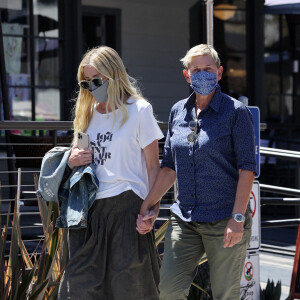 Exclusif - Ellen DeGeneres et sa femme Portia de Rossi se promènent main dans la main dans les rues de Montecito après avoir déjeuné avec des amis, le 18 avril 2021.