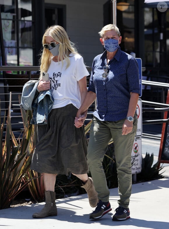 Exclusif - Ellen DeGeneres et sa femme Portia de Rossi se promènent main dans la main dans les rues de Montecito après avoir déjeuné avec des amis, le 18 avril 2021.