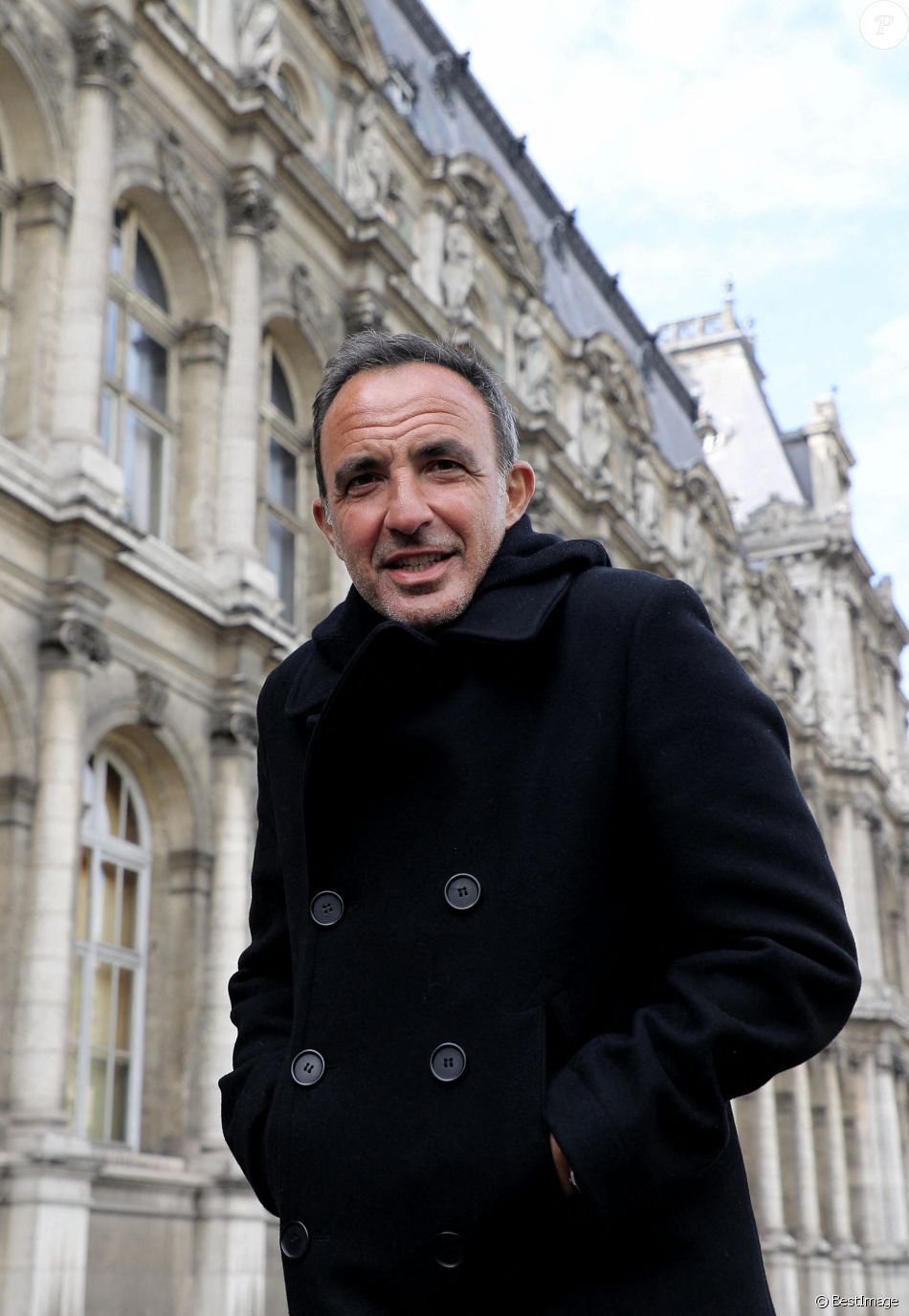 Exclusif - Nikos Aliagas présente son exposition photographique "Parisiennes" en compagnie du maire de Paris rue de Rivoli le 4 mai 2021.