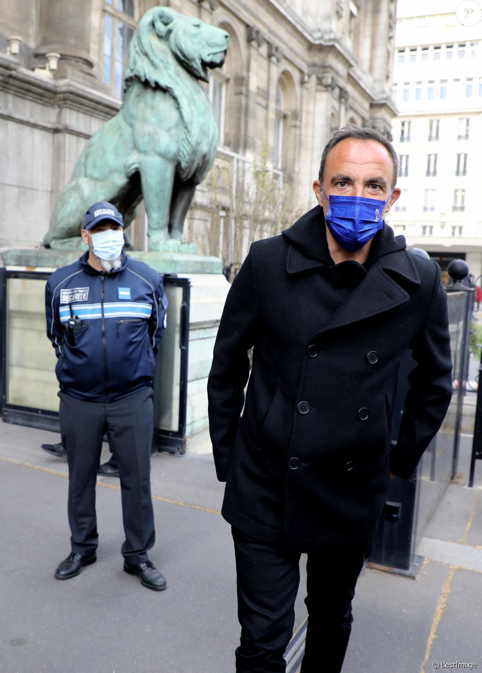 Exclusif - Nikos Aliagas présente son exposition photographique "Parisiennes" en compagnie du maire de Paris rue de Rivoli le 4 mai 2021.