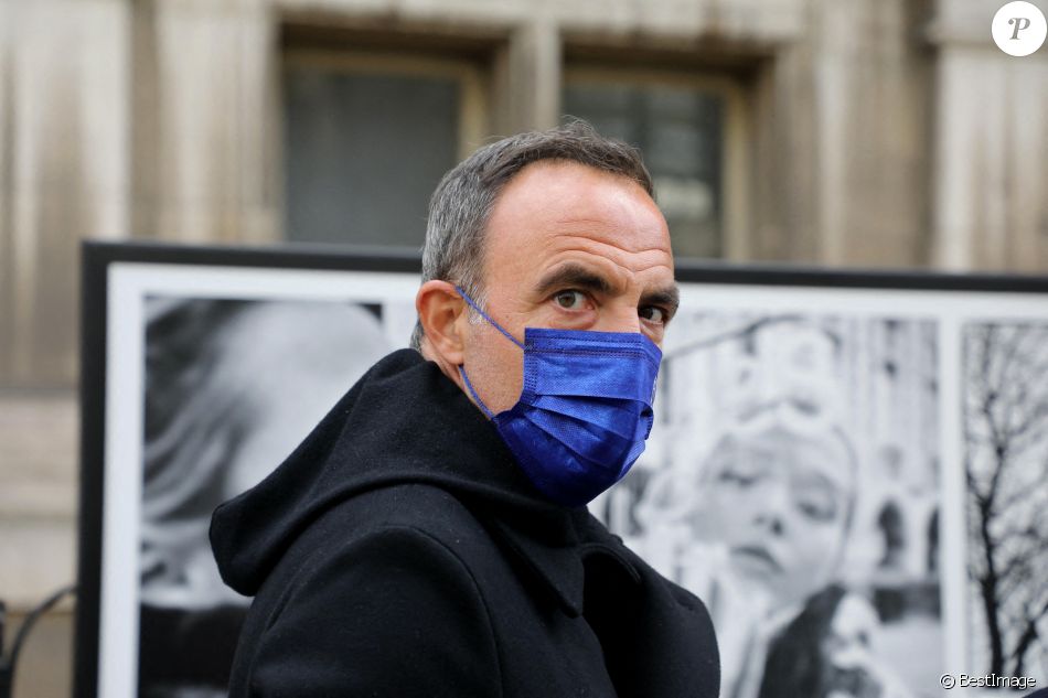 Exclusif - Nikos Aliagas présente son exposition photographique "Parisiennes" en compagnie du maire de Paris rue de Rivoli le 4 mai 2021.