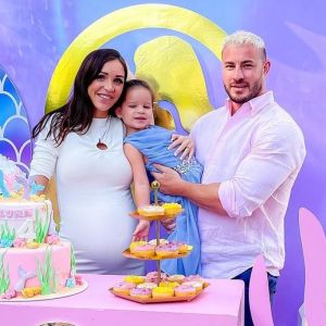 Julia Paredes enceinte aux côtés de Maxime et Luna
