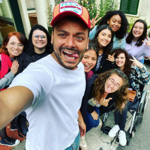 Kev Adams, ici photographié avec des fans, est accusé d'avoir organisé une soirée dans un prestigieux hôtel parisien.