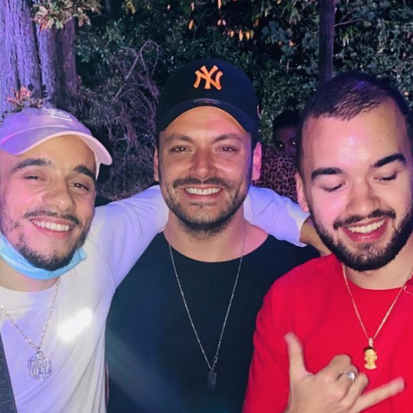 Kev Adams, photographié avec Romain Frayssinet, Mister V et Olivio (du groupe Big Flo & Oli). Juin 2020.