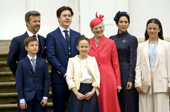 La reine Margrethe II, le prince Frederik, son épouse la princesse Mary et leurs enfants, les princes Christian, Isabella, Joséphine et Vincent de Danemark arrivent à la confirmation du prince Christian à l'église du château de Fredensborg. Le samedi 15 mai 2021.
