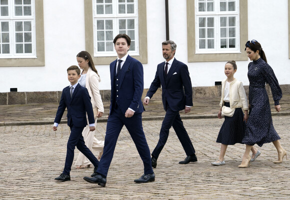 Le prince Frederik, son épouse la princesse Mary et leurs enfants, les princes Christian, Isabella, Joséphine et Vincent de Danemark arrivent à l'église du château de Fredensborg. Le samedi 15 mai 2021.